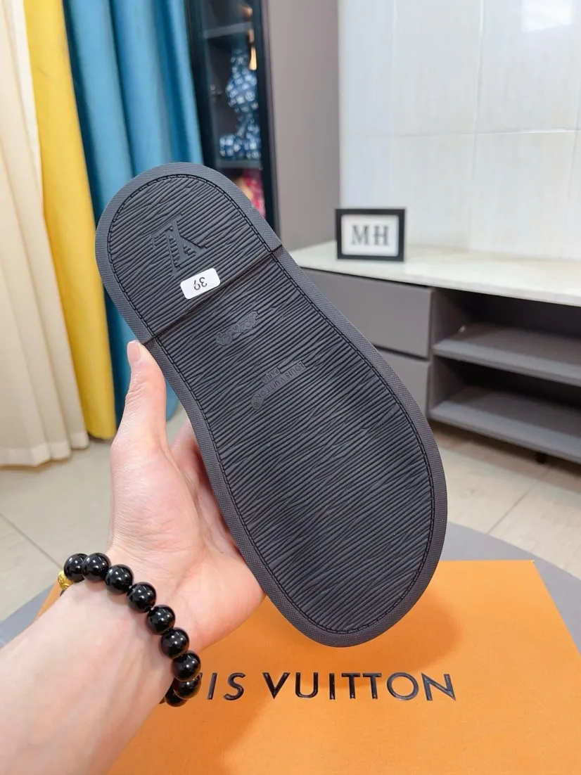 Ex-factory price 360🌹🌹 (lv-Louis Vuitton) New men's slippers, high-end boutique, exquisite embossed logo decoration on the upper, fine workmanship, super soft soles, casual, loose and comfortable, a must-have in summer! \nsize：38-44